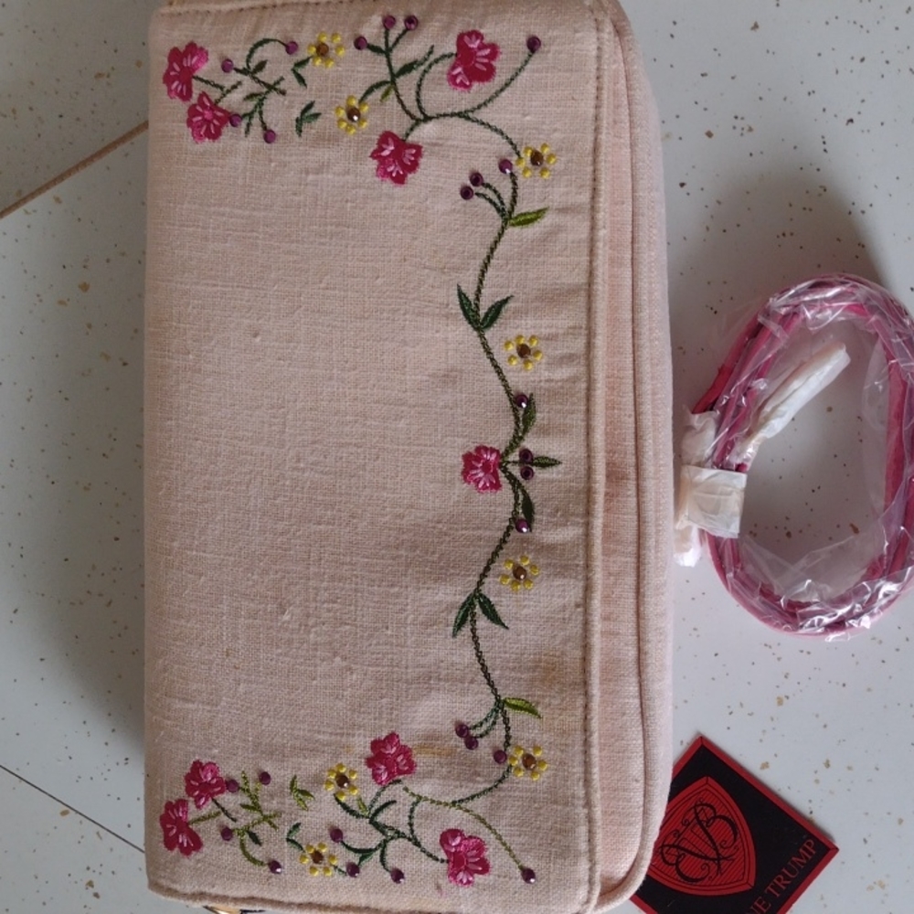 Blaine Trump Clutch Purse w Strap